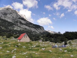 Planinarski dom pored Škrčkog jezera